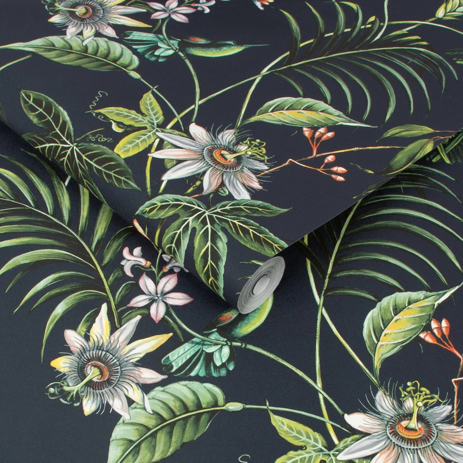 Superfresco Easy Vliestapete Adilah Dark mit Dschungelmotiv, Blüten und Blättern.