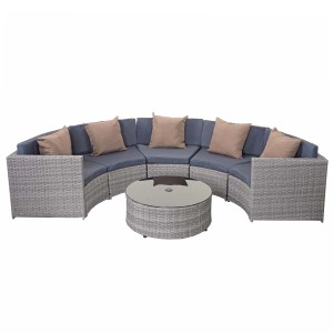 Graue Poly-Rattan Lounge-Garnitur mit dunklen Polstern und beigen Kissen. Rundes Design mit Tisch.