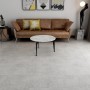 Heller Check One Click-Vinylboden Rahdener Beton im Wohnraum verlegt.