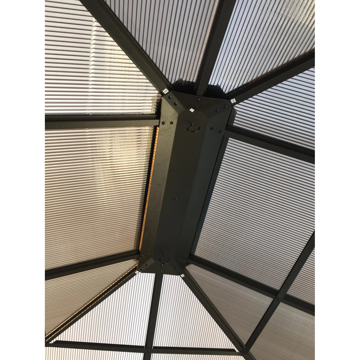 Detailaufnahme des Dachs vom Sojag Aluminium Pavillon Castel 12 x 14 Bronze.