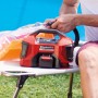 Einhell Hybrid-Kompressor Pressito beim Aufpumpen einer Luftmatratze. Mobiler Akku-Kompressor für Camping und Freizeit.