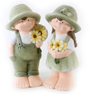 Deko-Figur: Stehende Kinderfiguren (Junge und Mädchen) mit Blumen, 21 cm hoch, grün sortiert.