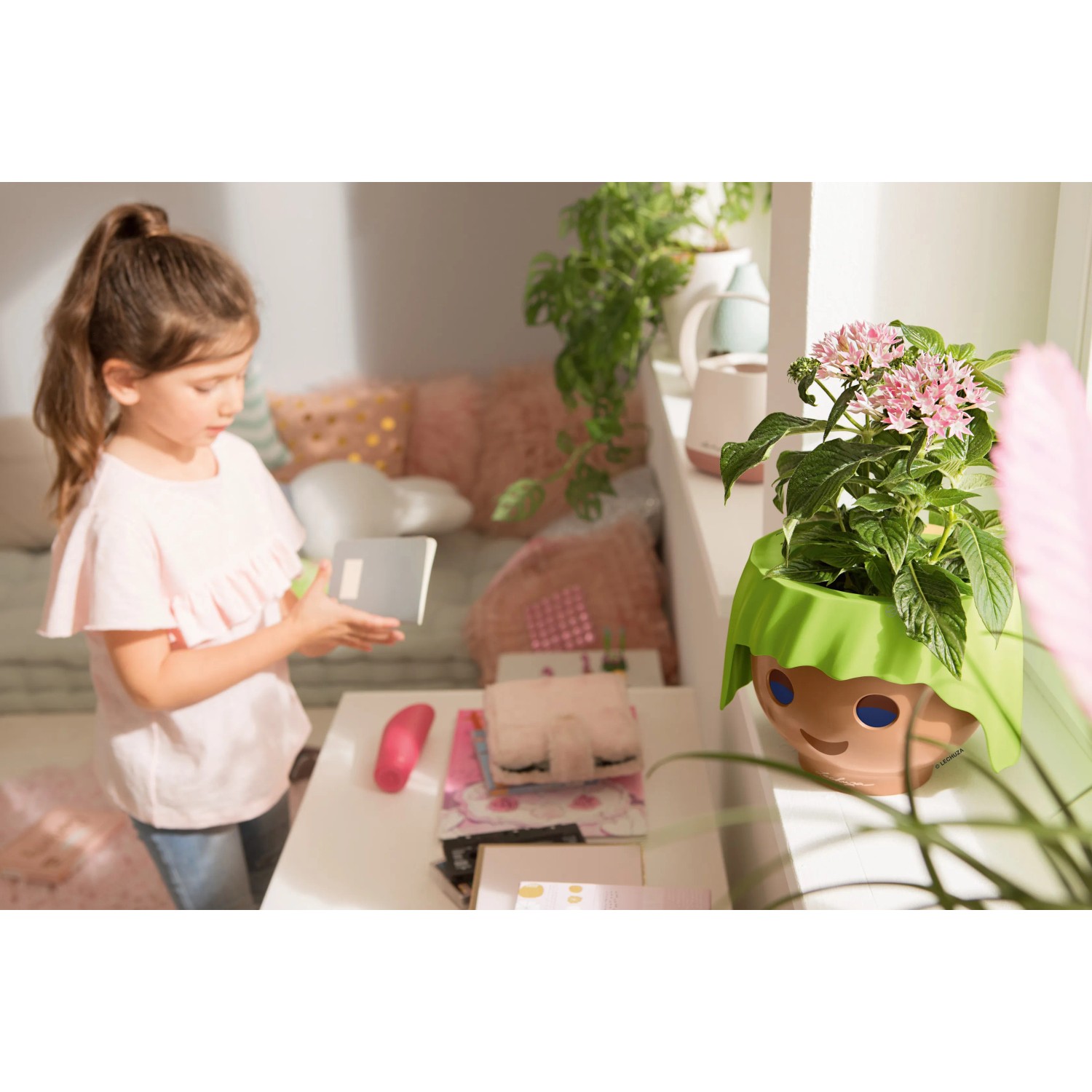 Lechuza Ojo Pflanzgefäß in Apfelgrün mit Playmobil-Optik und Kind im Hintergrund.