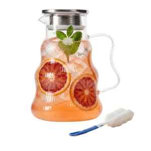 Transparente Glaskaraffe (1,7 l) mit Deckel, Henkel und Reinigungsbürste. Ideal für Wasser, Saft oder Tee.