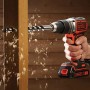 Black+Decker Akku-Schlagbohrschrauber BL188N beim Bohren in Holz mit Spänen.