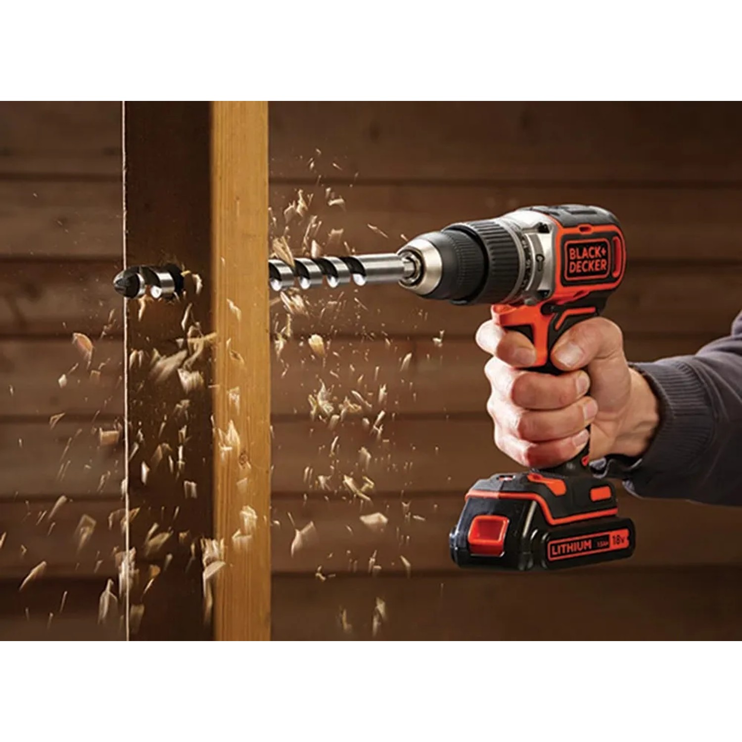 Black+Decker Akku-Schlagbohrschrauber BL188N beim Bohren in Holz mit Spänen.