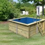 Karibu Holzpool Gr. 1 mit blauer Innenhülle und Leiter im Garten.