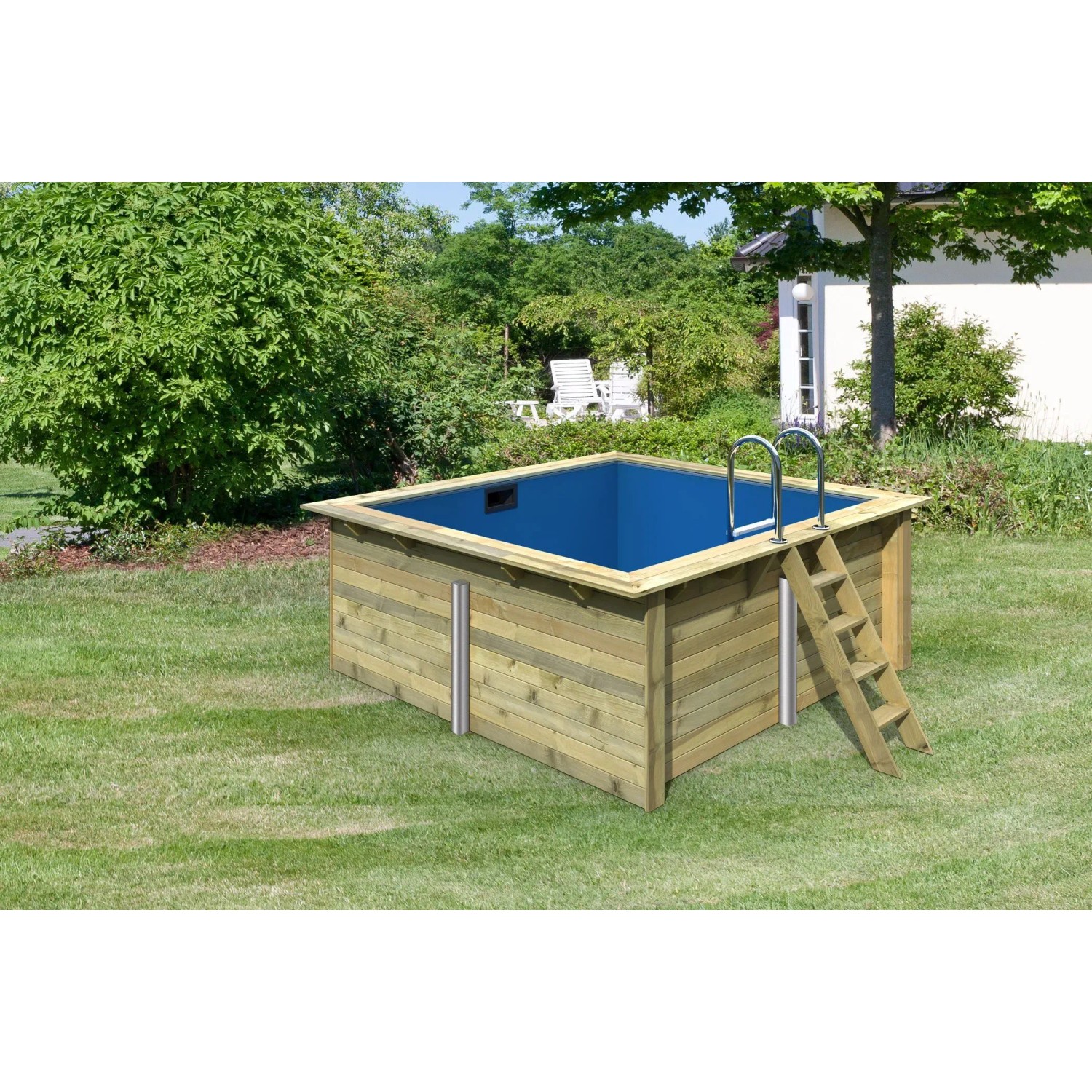 Karibu Holzpool Gr. 1 mit blauer Innenhülle und Leiter im Garten.