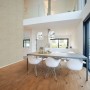 Beige Vliestapete mit geometrischem Muster und leichtem Glanz im modernen Wohnraum.
