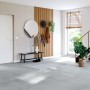 Verlegtes, graues Feinsteinzeug (80x80) im Eingangsbereich. Matte, glasierte Bodenfliese mit Betonoptik.