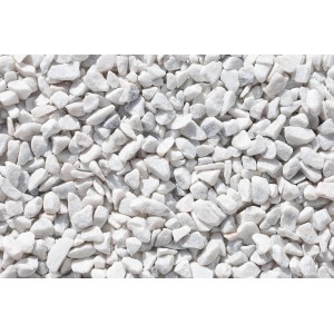 Nahaufnahme von weißem Marmorsplitt Carrara, Körnung 16-25 mm, für Garten und Landschaftsbau.