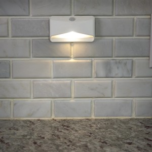 Mr.Beams MB710 Batterieleuchte mit Sensor, weiß, an Wand montiert.