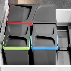 Dunkelgraues Mülltrennsystem mit drei Behältern in einer Schublade; farbige Ränder (rot, grün, blau) für Abfallsammlung.