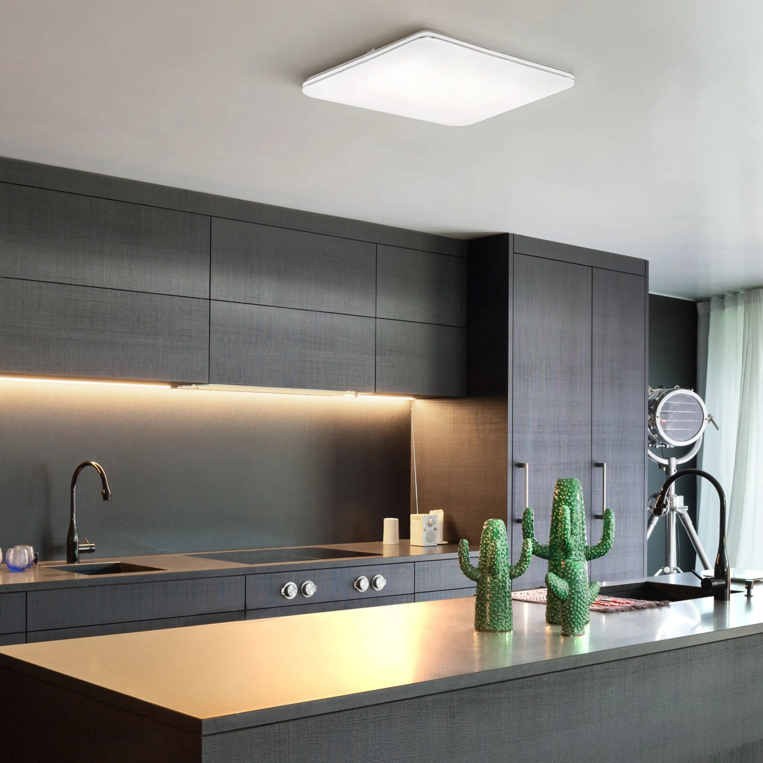 Weiße, dimmbare LED-Deckenleuchte Porto von Fischer & Honsel, quadratisch, 48,5 cm, in moderner Küche.