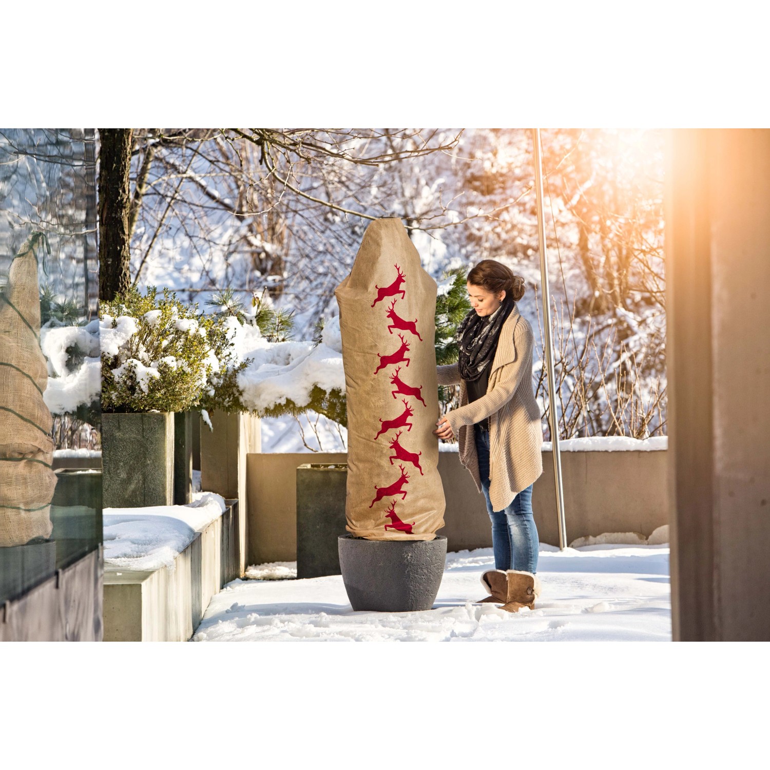 Windhager Winter-Deko-Vlieshaube Protect Hirsch, beige mit rotem Hirsch-Motiv, zum Schutz von Pflanzen.