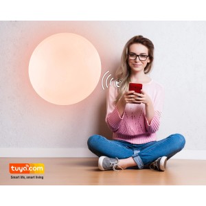 Frau steuert weiße Globo LED-Deckenleuchte Sajama I per App.