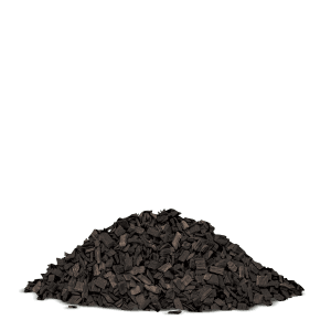 Stapel schwarze Galamio Holzhackschnitzel als Dekormulch für den Garten.