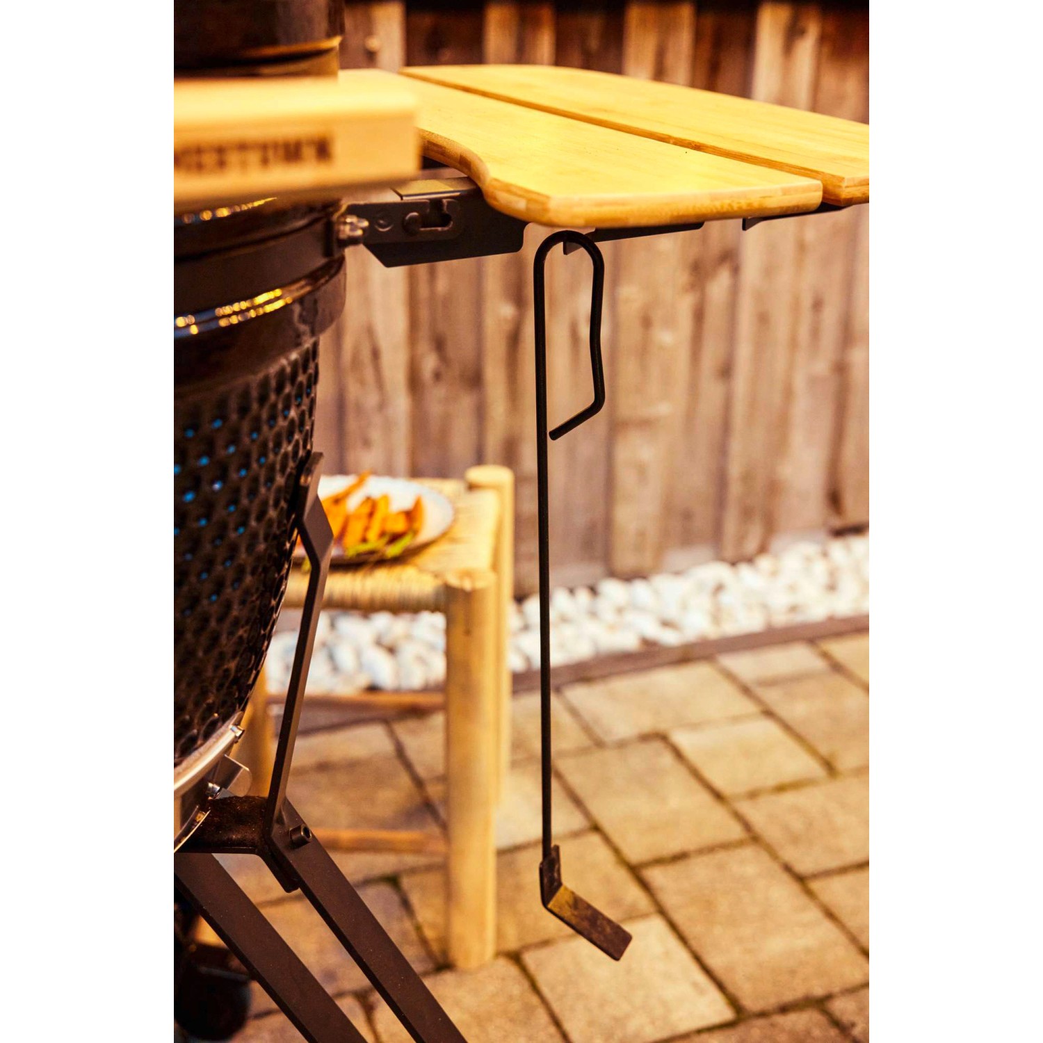 Detailaufnahme: Jamestown Keramik-Holzkohlegrill Marwin M mit Zubehörhaken und Bambus-Seitentisch.