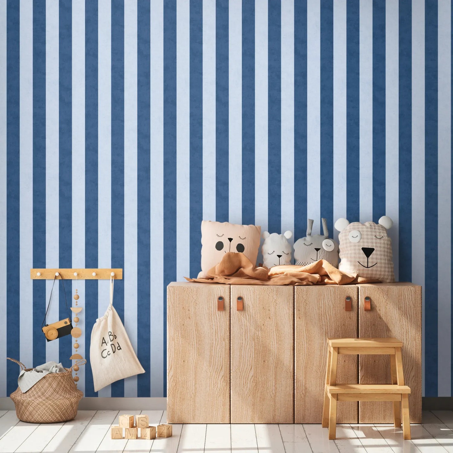 Kinderzimmer mit A.S. Creation Vliestapete Streifen in Blau und hellblau.