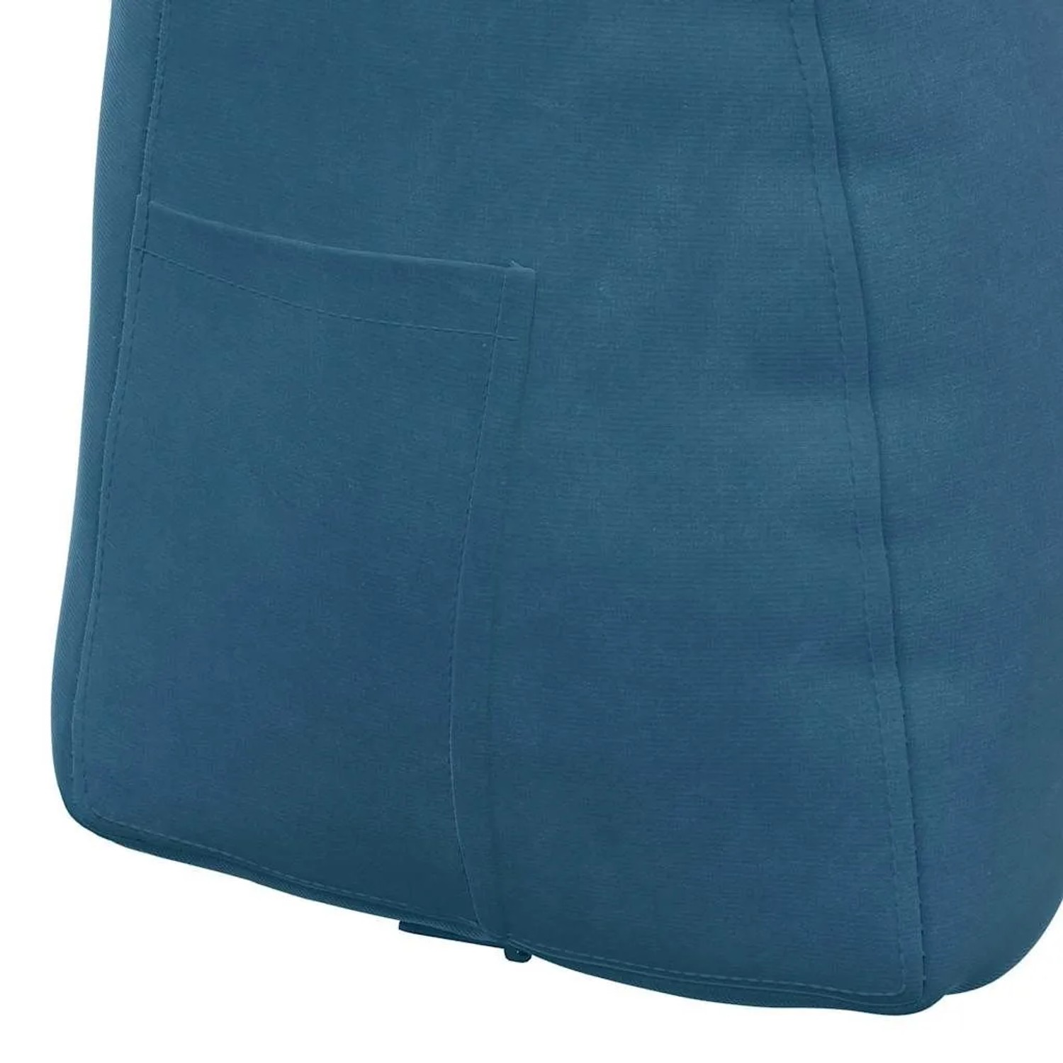 Nahaufnahme eines blauen Samt-Rückenkissens mit Seitentasche. Weicher Stoff, feine Nähte. Ideal für Sofa oder Bett.