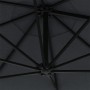 Detailaufnahme des anthrazitfarbenen furnicato Wand-Sonnenschirms, Blick von unten auf Mast und Streben.