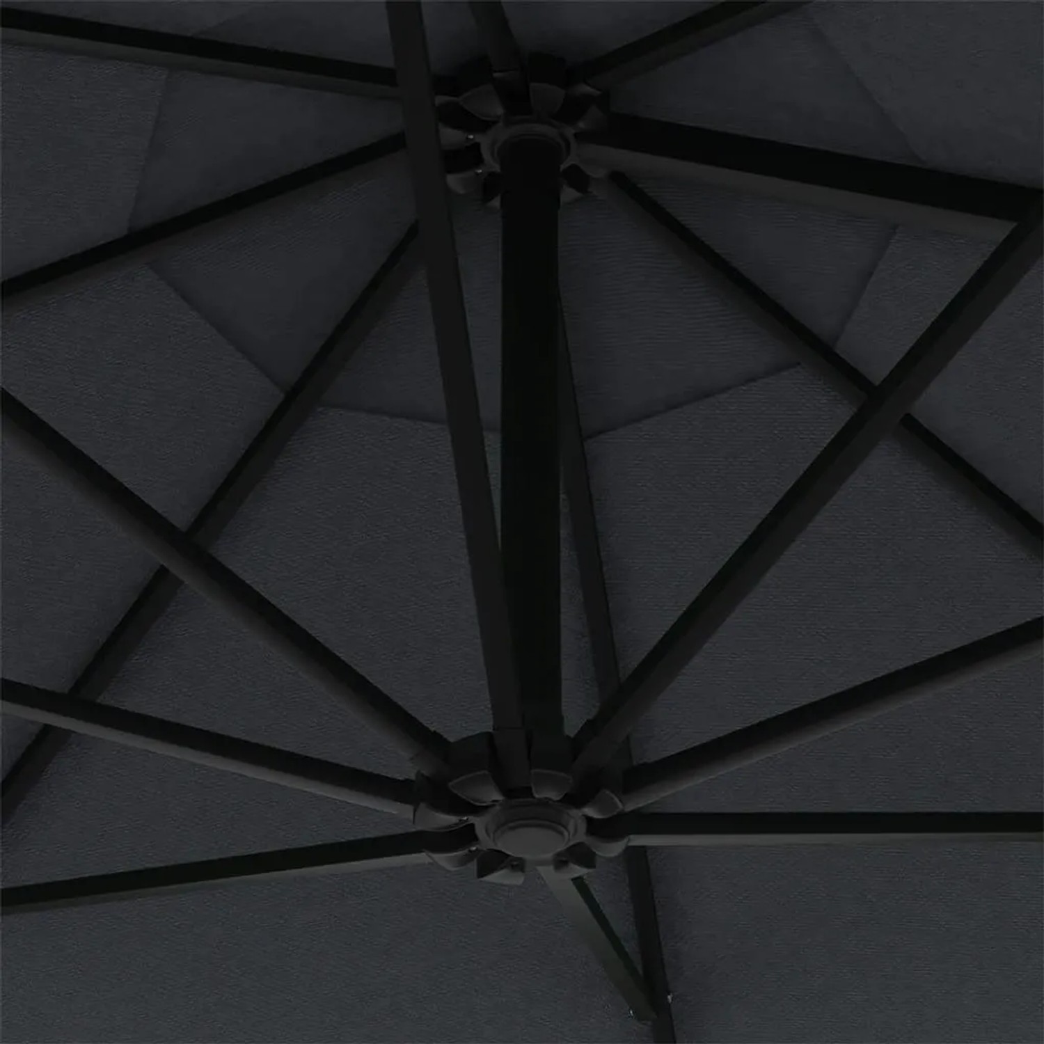 Detailaufnahme des anthrazitfarbenen furnicato Wand-Sonnenschirms, Blick von unten auf Mast und Streben.
