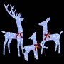 Drei beleuchtete Rentiere aus weißem Stoff mit roten Schleifen. Kaltweiße LED-Weihnachtsdekoration für drinnen und draußen.