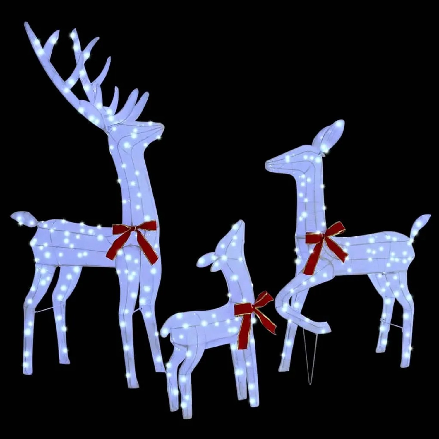 Drei beleuchtete Rentiere aus weißem Stoff mit roten Schleifen. Kaltweiße LED-Weihnachtsdekoration für drinnen und draußen.