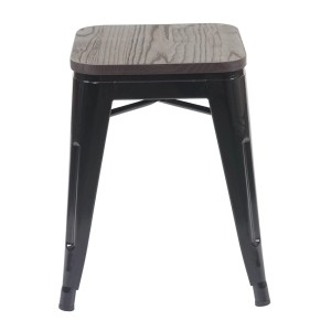 Schwarzer Metall Hocker mit Holz-Sitzfläche im Industrial Design, stapelbar.