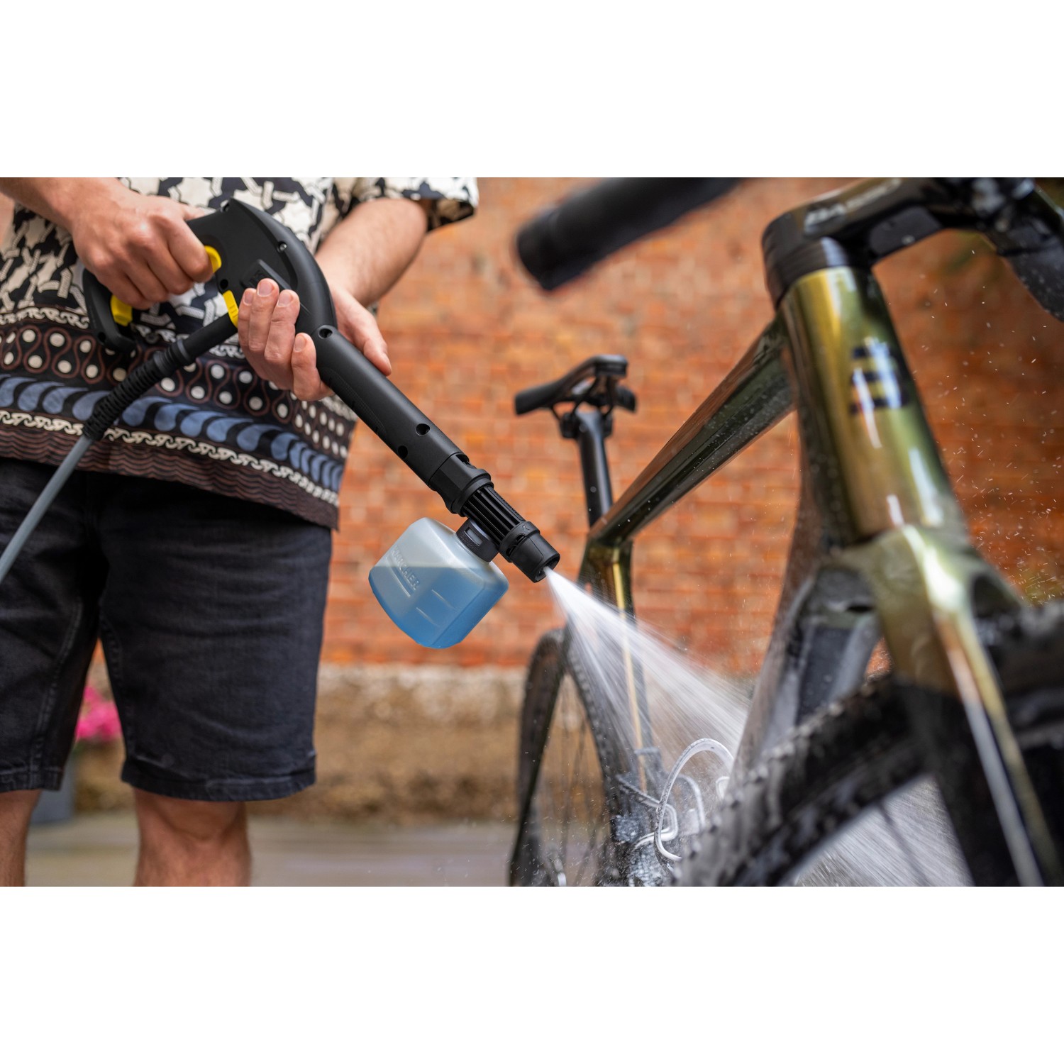 Kärcher Hochdruckreiniger K Silent Anniversary Edition beim Reinigen eines Fahrrads.