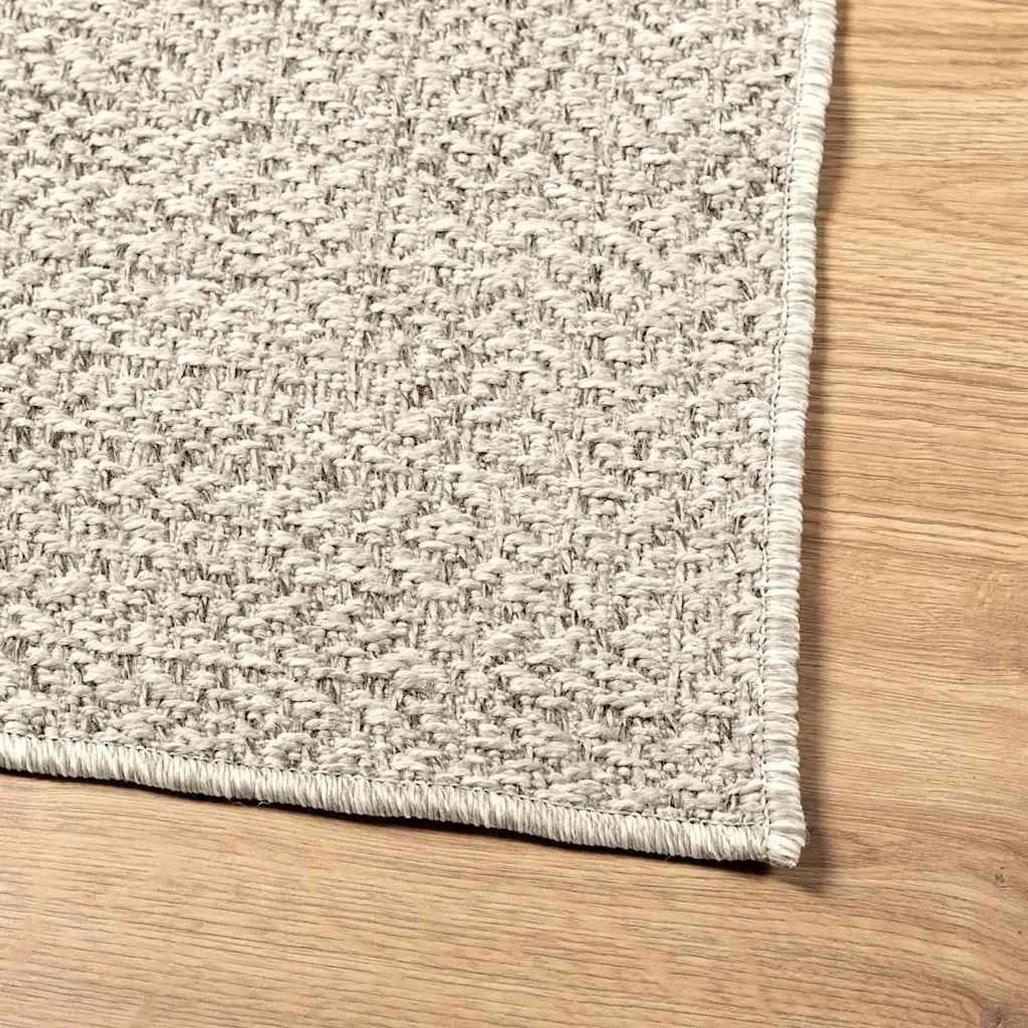 Cremefarbener vidaXL Outdoor-Teppich ZIZUR in Jute-Optik, 140x200 cm, mit gewebter PP-Textur auf Holz.