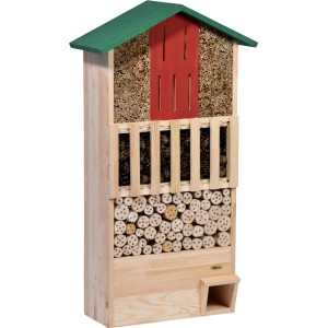 Großes, grünes Insektenhotel aus Holz mit Igelhaus und verschiedenen Füllmaterialien.