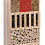 Großes, grünes Insektenhotel aus Holz mit Igelhaus und verschiedenen Füllmaterialien.