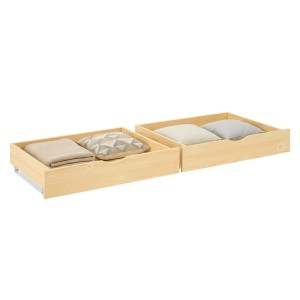 Zwei naturfarbene Kiefernholz Bettkästen auf Rollen, gefüllt mit Kissen und Decke, für Stauraum unter Betten.