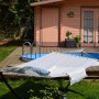 AMANKA XXL Stabhängematte (Lilac/Grau) mit Kissen und Decke im Garten. Sonnenliege für entspannte Stunden.