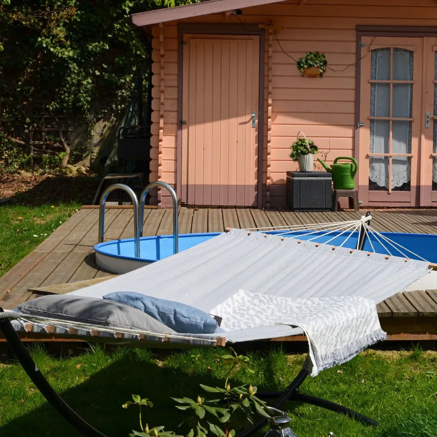 AMANKA XXL Stabhängematte (Lilac/Grau) mit Kissen und Decke im Garten. Sonnenliege für entspannte Stunden.
