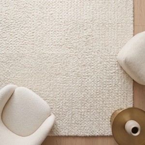 Art Universe Teppich Rose Cream 110x160 cm. Heller, cremefarbener Hochflorteppich mit weicher Textur auf Holz.