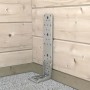 Detailaufnahme einer Bodenbefestigung für ein Alpholz Gartenhaus, zur sicheren Verankerung.