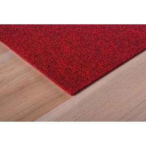 Rote, selbstklebende Andiamo Teppichfliese (40x40 cm) auf hellem Holzboden.