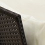 Detailaufnahme: Schwarze Rattan Garten-Sofagarnitur mit cremefarbenen Kissen.