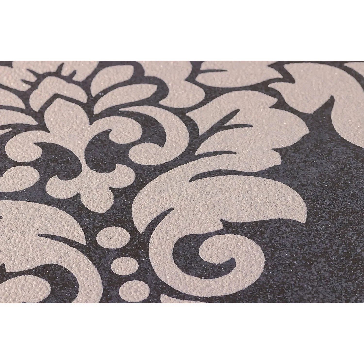 Detailansicht: Barock Tapete in Schwarz, Silber und Beige mit Glitzer-Effekt.