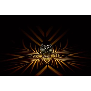 Khaki Solar-Tischleuchte mit Blattmuster und warmweißem Lichtschein für Garten und Balkon.