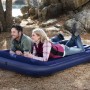 Bestway Doppelluftbett TriTech, 203x152x30cm, schwarz, mit Paar im Camping-Einsatz.