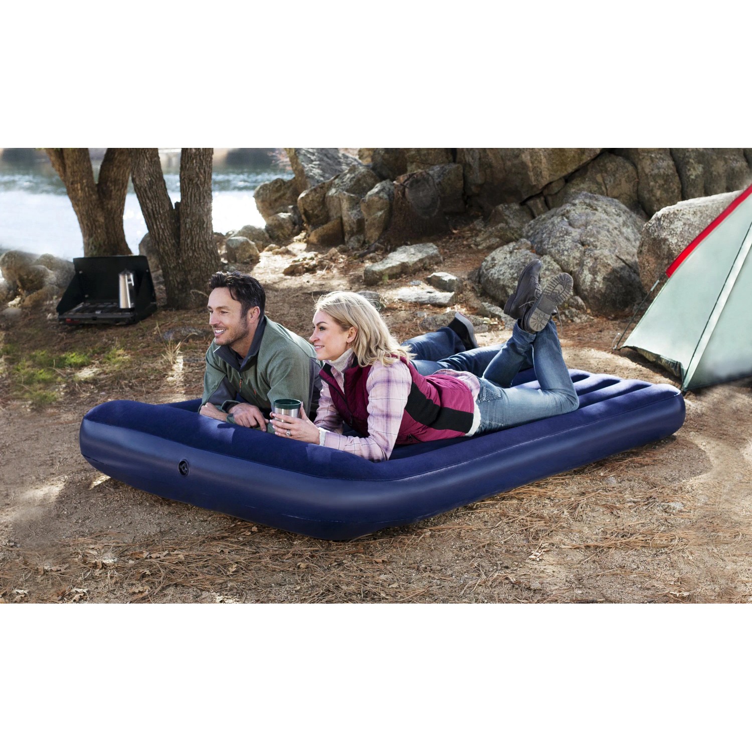 Bestway Doppelluftbett TriTech, 203x152x30cm, schwarz, mit Paar im Camping-Einsatz.