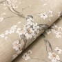 Beige Vliestapete Newroom Ksenja mit zarten weißen Kirschblüten und Ästen. Dekorative Wandgestaltung für Wohnräume.