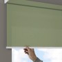 Gardinia Comfort Move Rollo, 45x150 cm, Grün, mit Handbedienung vor Fenster.