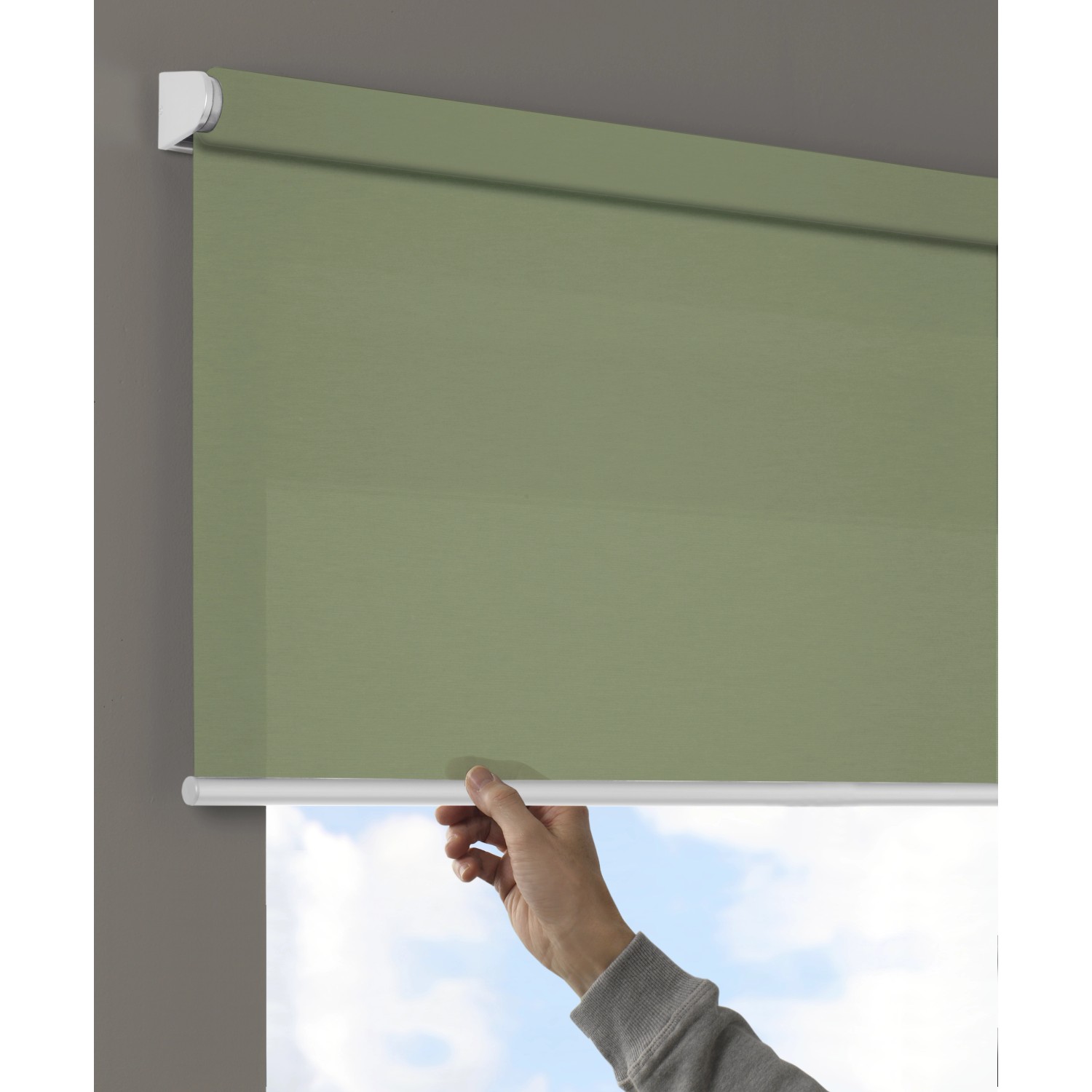 Gardinia Comfort Move Rollo, 45x150 cm, Grün, mit Handbedienung vor Fenster.