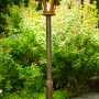 Rostfarbene Ferrum Art Design Laterne, 210 cm, mit Acrylglas im Garten.