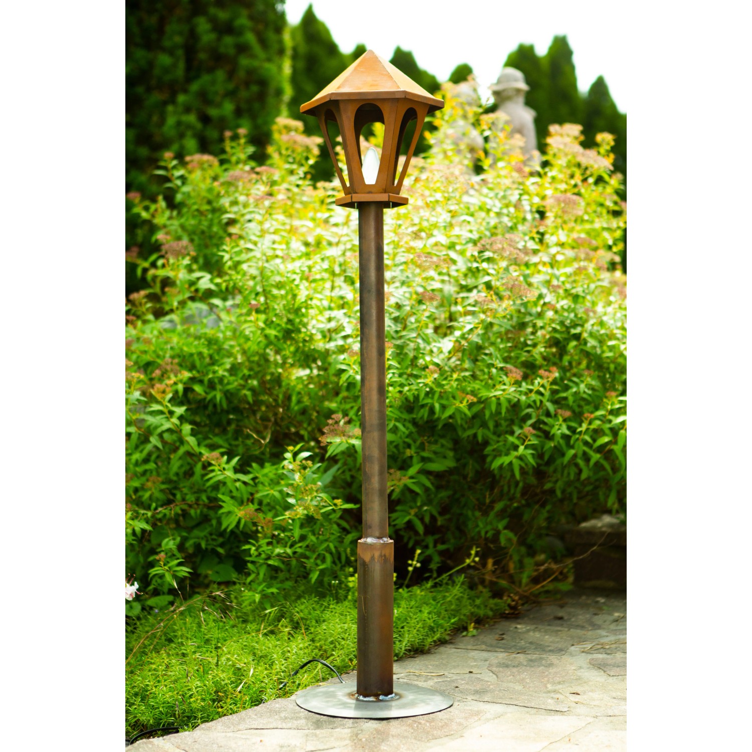 Rostfarbene Ferrum Art Design Laterne, 210 cm, mit Acrylglas im Garten.