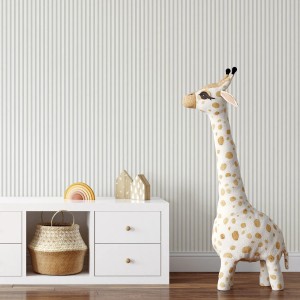 Sanders & Sanders Tapete Streifen hellgrau im Kinderzimmer mit Deko-Giraffe.